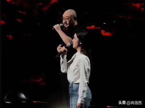 刀郎伴唱周煜琦眼含热泪唱映山红,火上热搜!网友:刀郎是年轻人伯乐_小姑娘_老一辈_北京