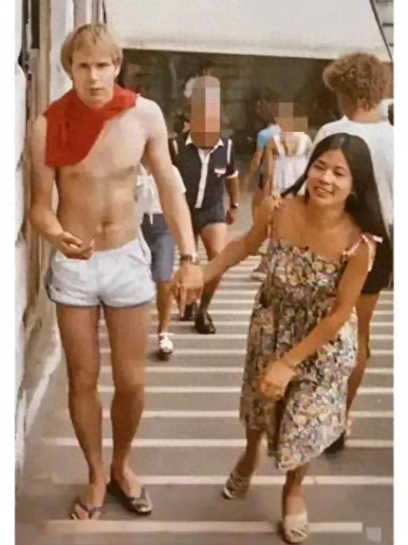 1979年,20岁的翁美玲带着荷兰男友逛街,青春靓丽真的太养眼了