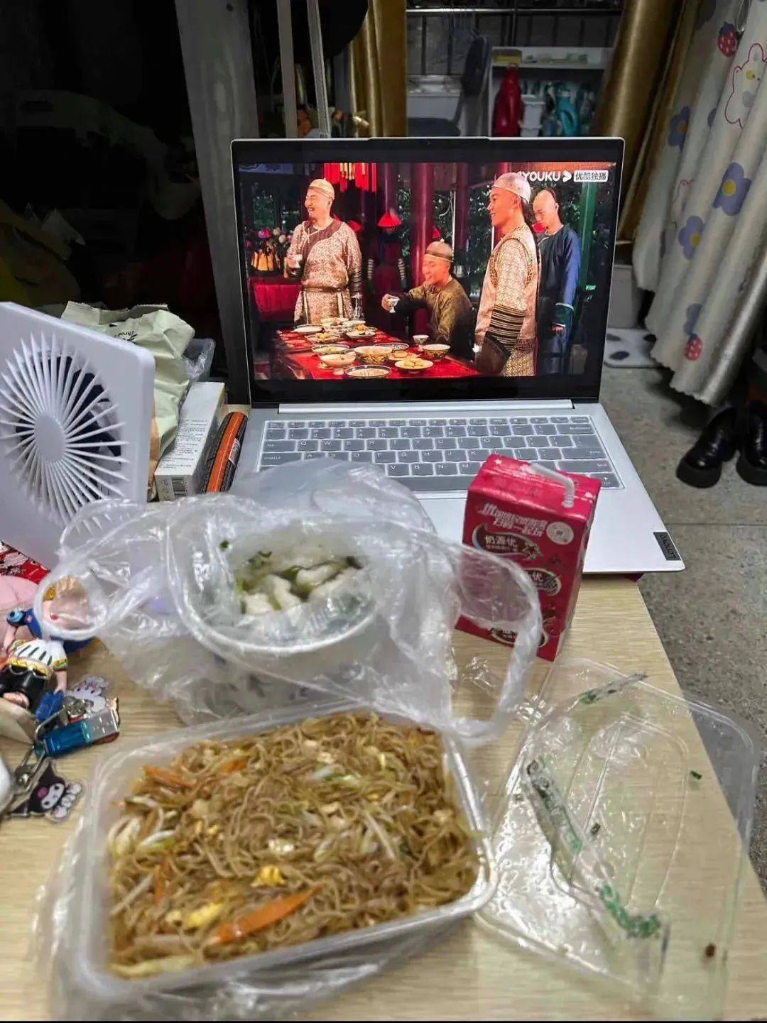 图书馆看书正在上课在宿舍在学习在药房在吃早餐在遛狗在吃饭在高铁上