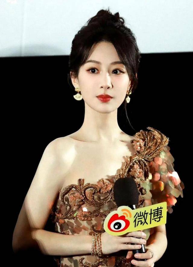 当32岁杨紫和34岁魏哲鸣站在一起,才明白为啥说"cp感是玄学"