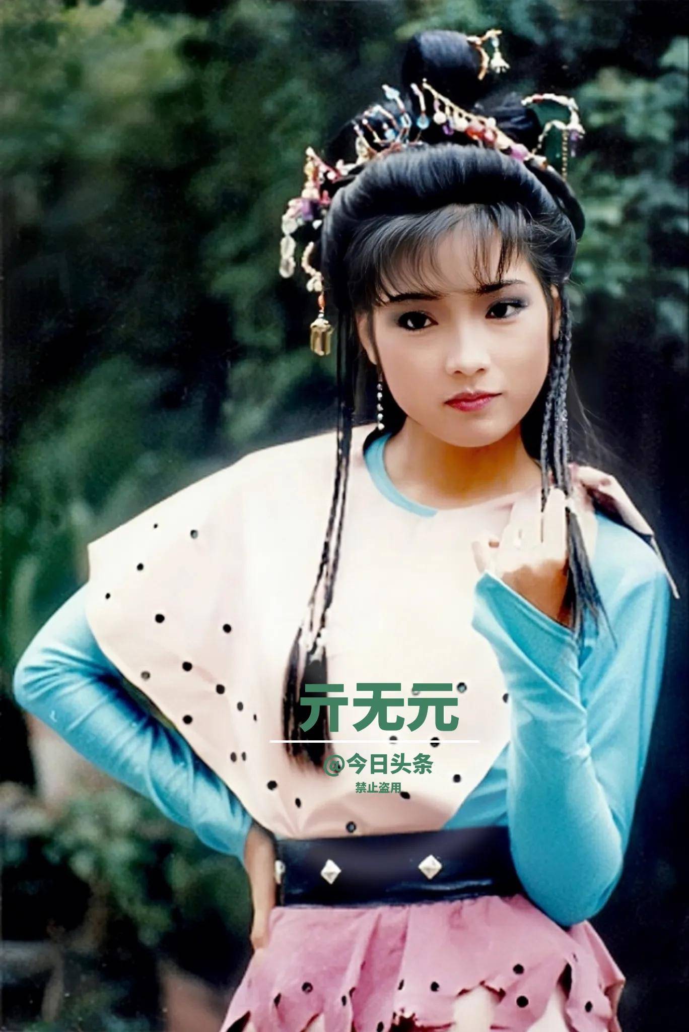 戚美珍出生于眼镜世家,1980年进入无线电视第十期艺员训练班学习,毕业