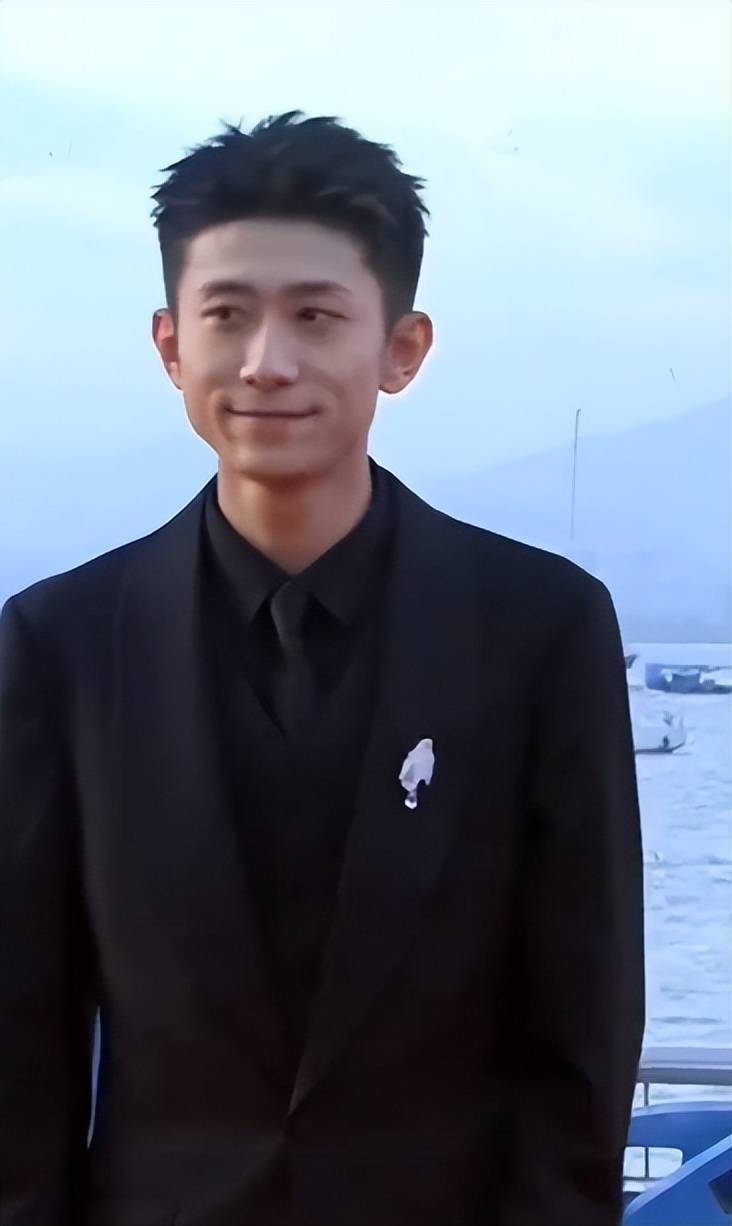 童星张一山瘦到认不出!眼窝深陷惹人心疼,粉丝曝原因:胃病缠身