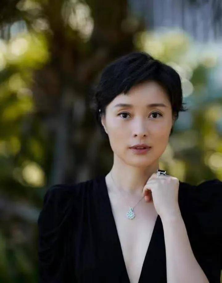 52岁演员吴越,曾与陈建斌同居5年被分手,如今事业成功,从容优雅:做一