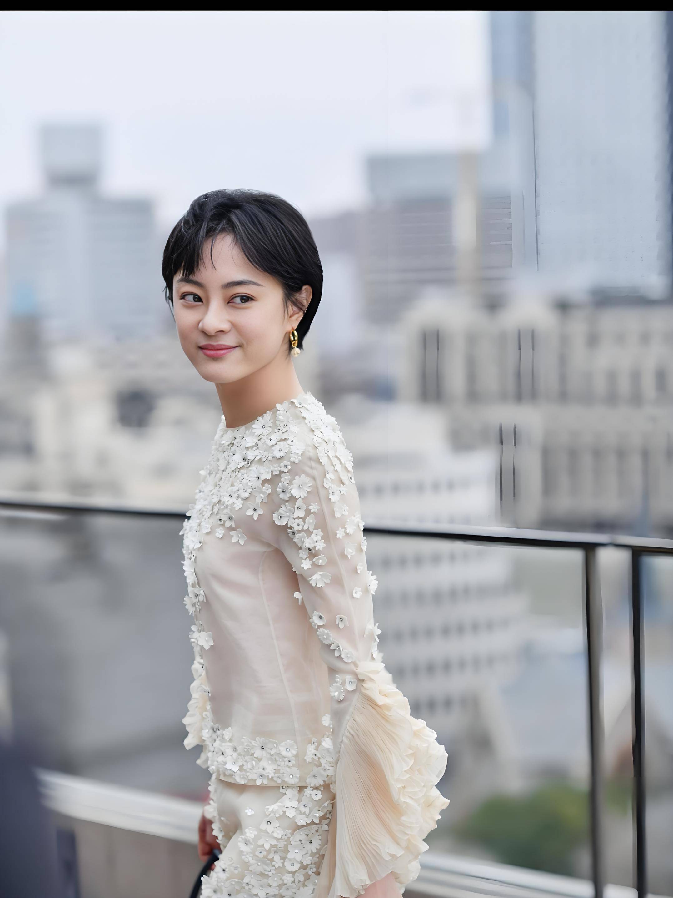 42岁孙俪换新颜,长发飘飘美翻天,换发型后年轻20岁!