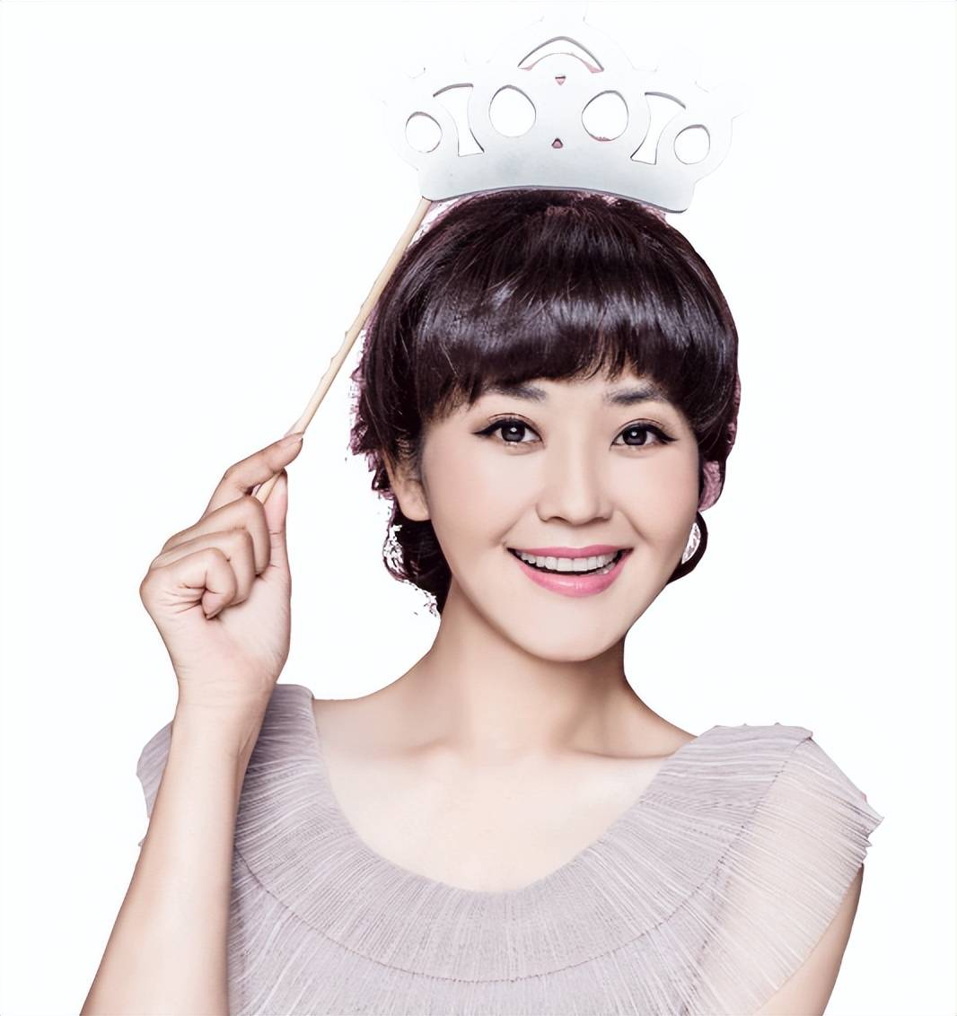 主持人方琼:与大8岁领导闪婚,婚后分居多年,她幸福吗?