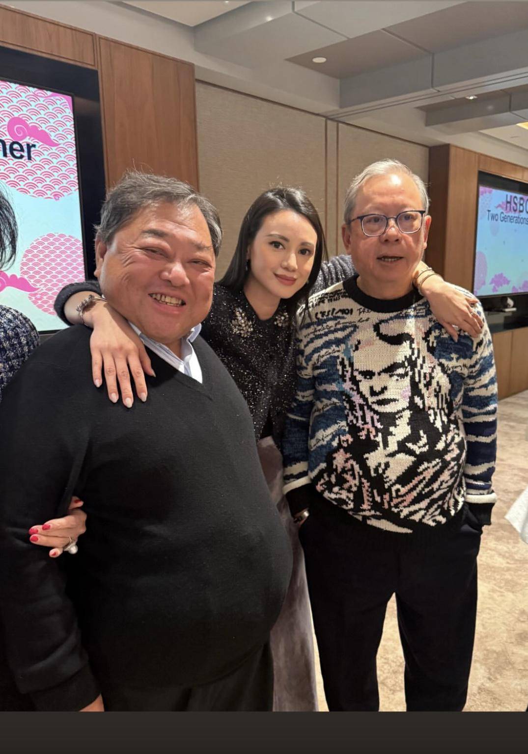 林建岳邱达昌俩豪门聚餐,子女打成一片,林恬儿搂着父亲义父合照