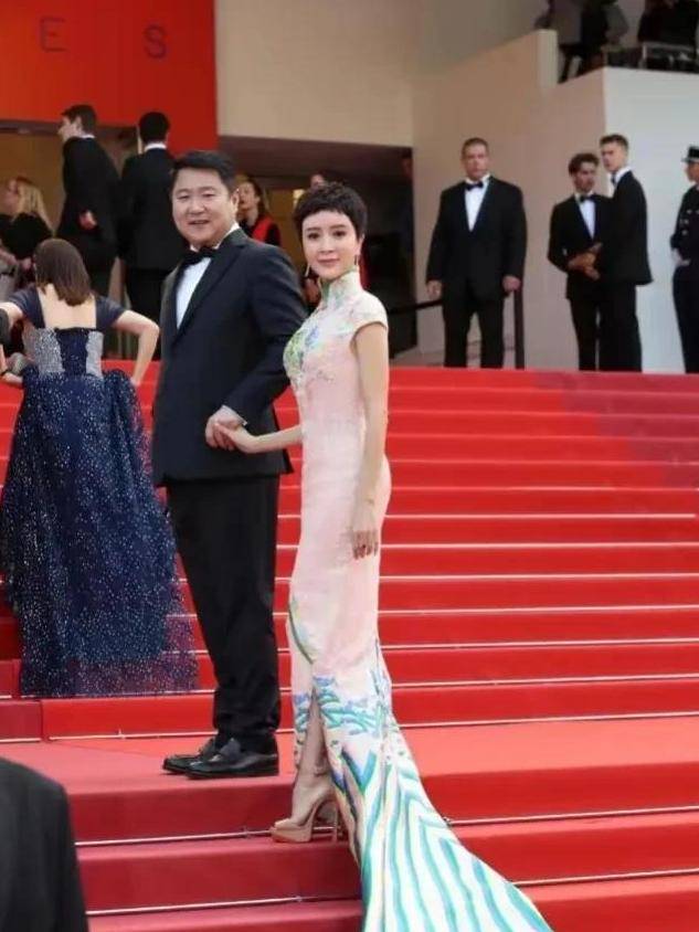 孔雀公主金巧巧,28岁赚百万,嫁二婚富豪儿女双全,生活幸福