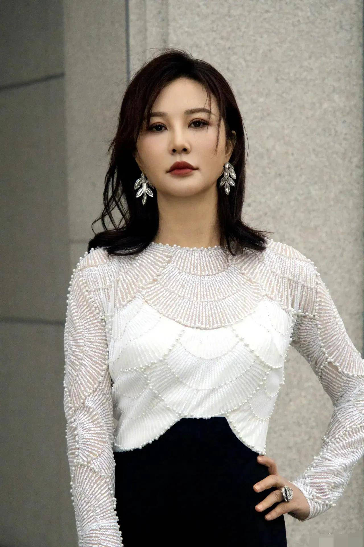 陶红整得完全变样,曾经的楚楚模样难寻,眼睛脸都变了,认不出她