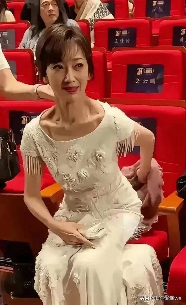 赵雅芝真实照片曝光,虽如普通老太太,却依旧优雅,岁月不败美人