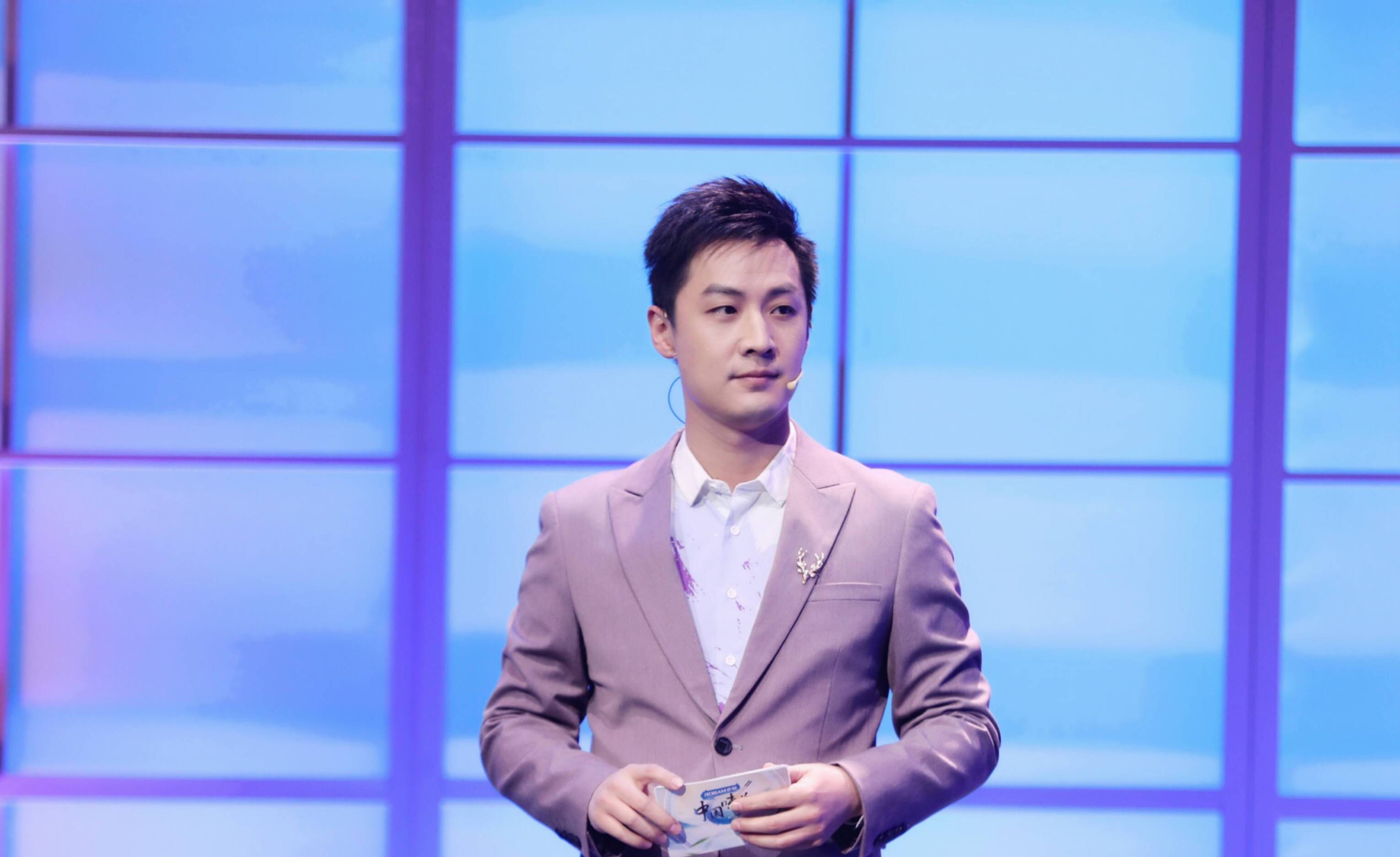 央视著名主持人北大才子转行央视主持娶演员妻子低调幸福