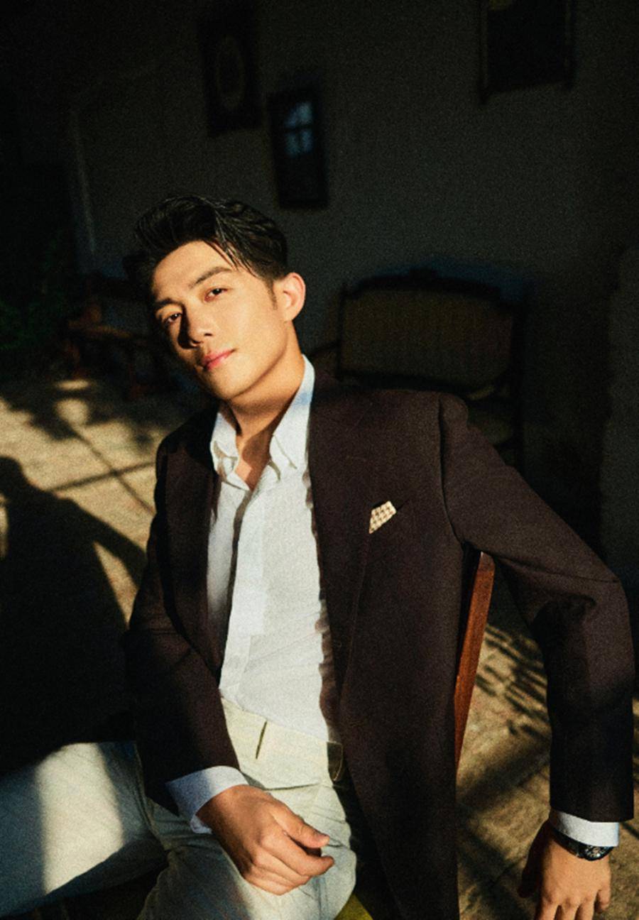 李泽锋夫妇逛街被偶遇,老婆生完二胎瘦了好多,长得好看气质也好