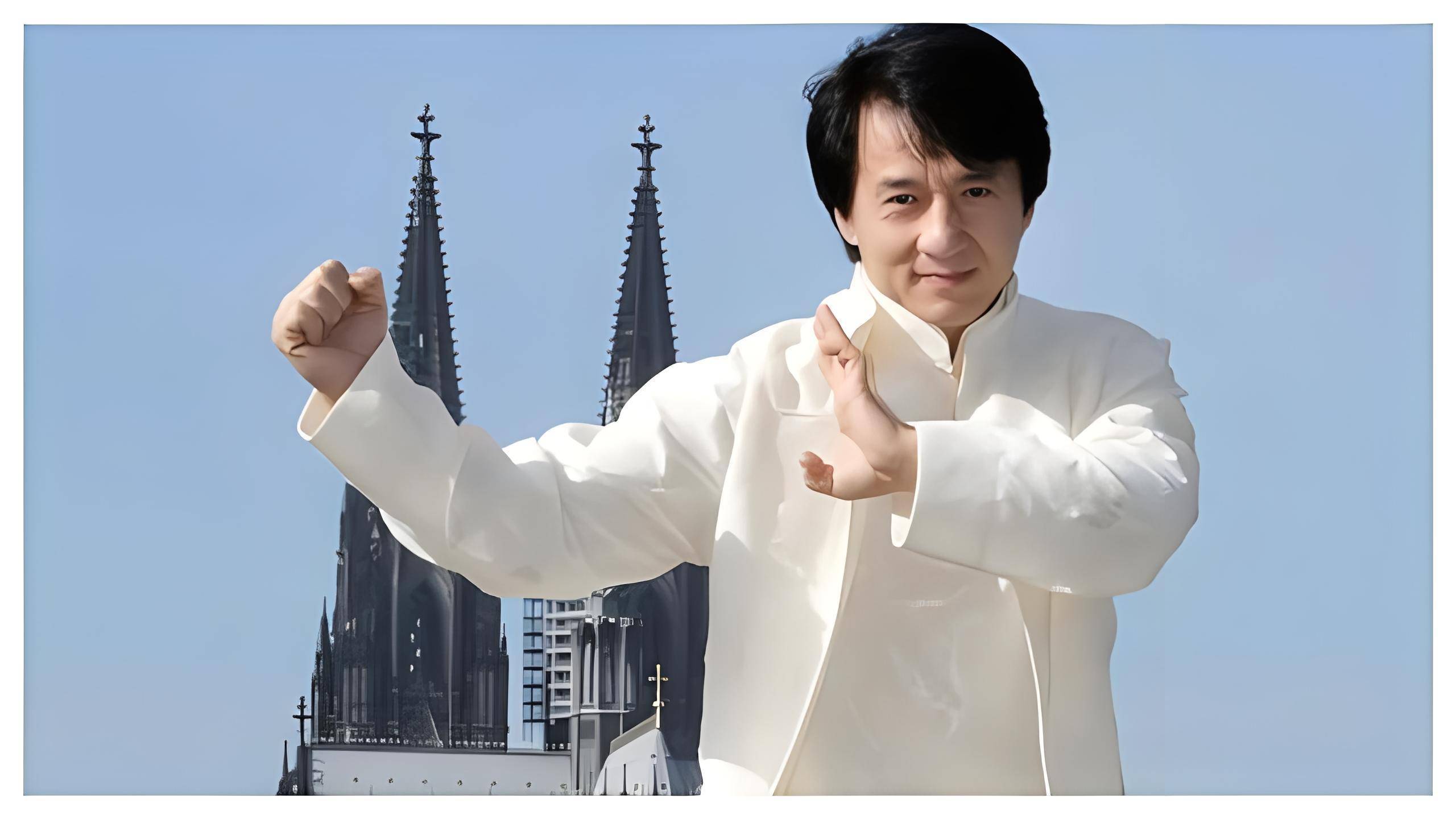 只不过,大手一挥的成龙可是在美国足足购置了四座豪宅,还是贫穷限制了