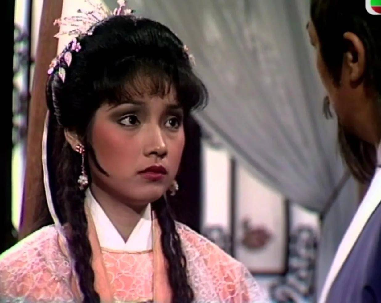 1984年,戚美珍通过tvb艺员训练班毕业,很快在武侠剧《笑傲江湖》中