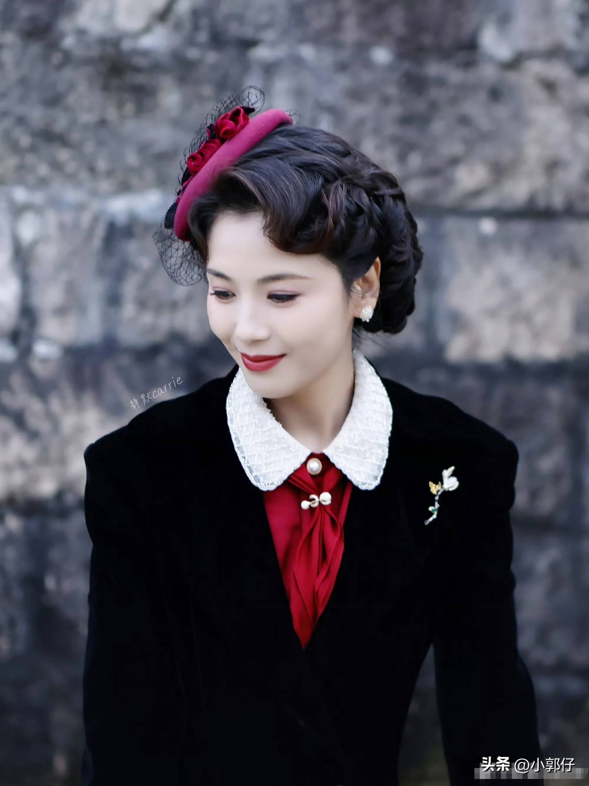 刘涛新剧《闻香记》杀青,一袭黑色复古名伶装扮,优雅大气!