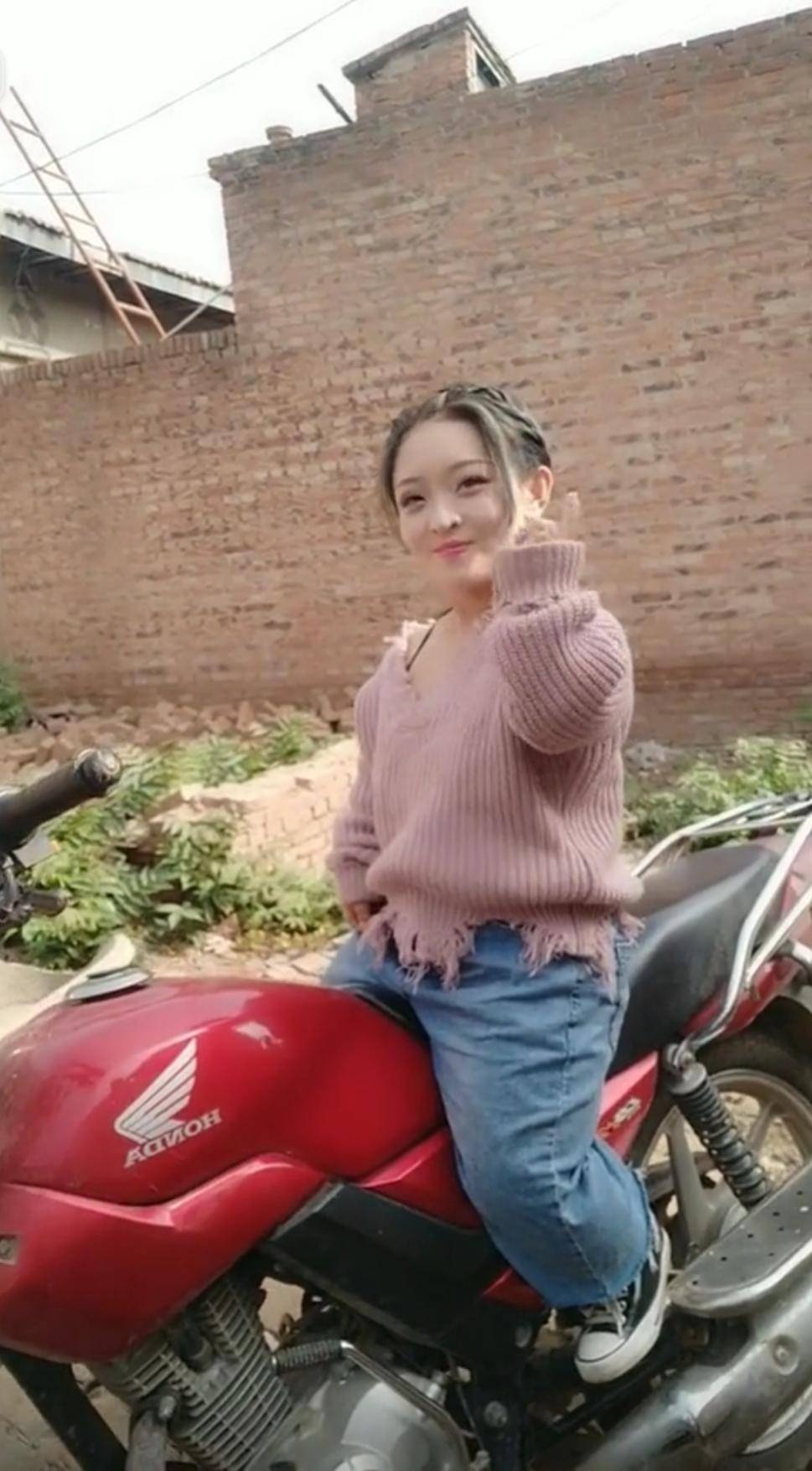 原创侏儒症百万女网红身高1米嫁187米河北帅哥结婚2年遭抛弃