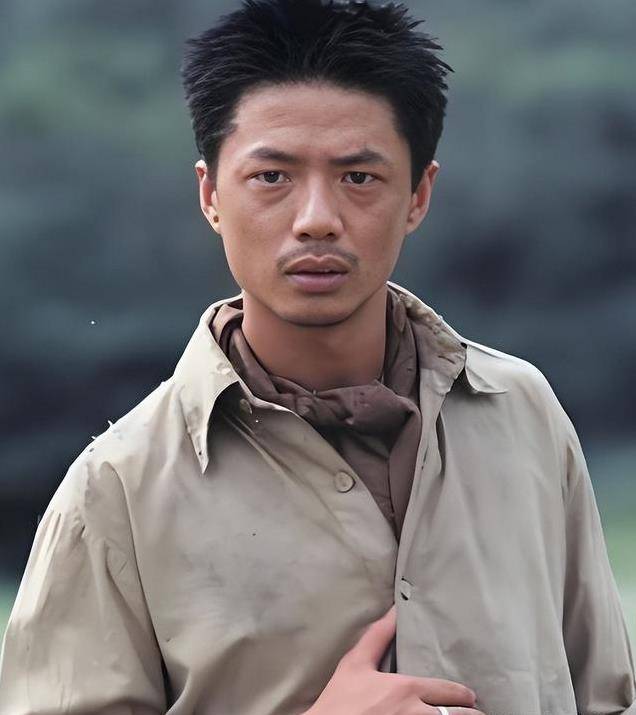 51岁段奕宏变潮男,肤白貌美日籍妻子罕见露面,像是20岁的少女