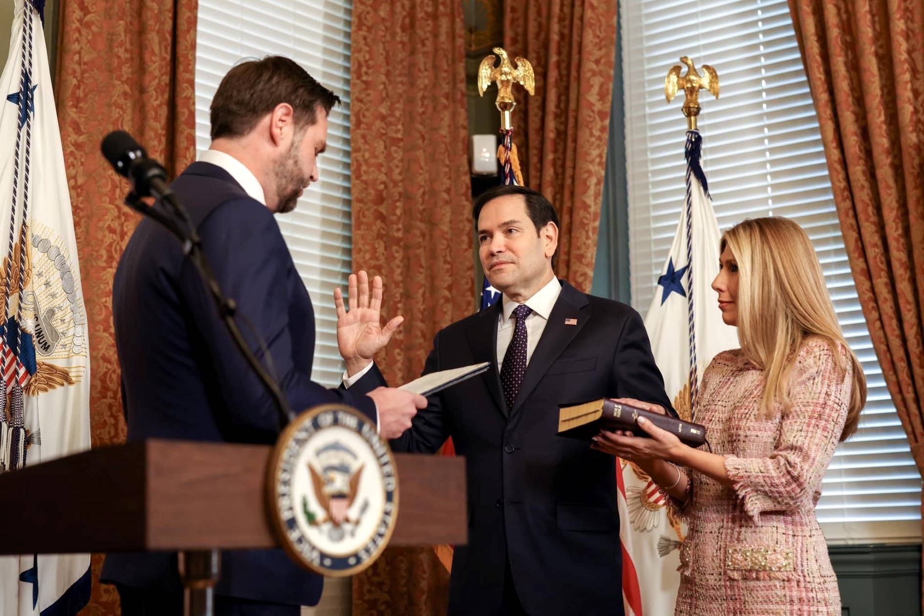 首次与鲁比奥通话,王毅撂下这4个字,在电话里就划下三条红线