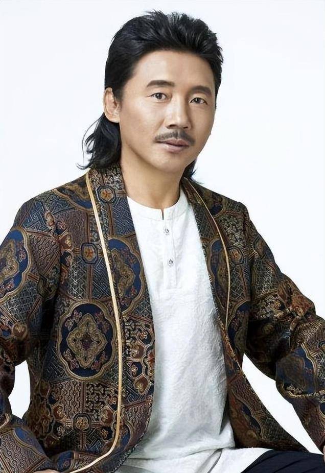 著名歌手容中尔甲:青歌赛获银奖,娶服务员做妻子幸福吗?
