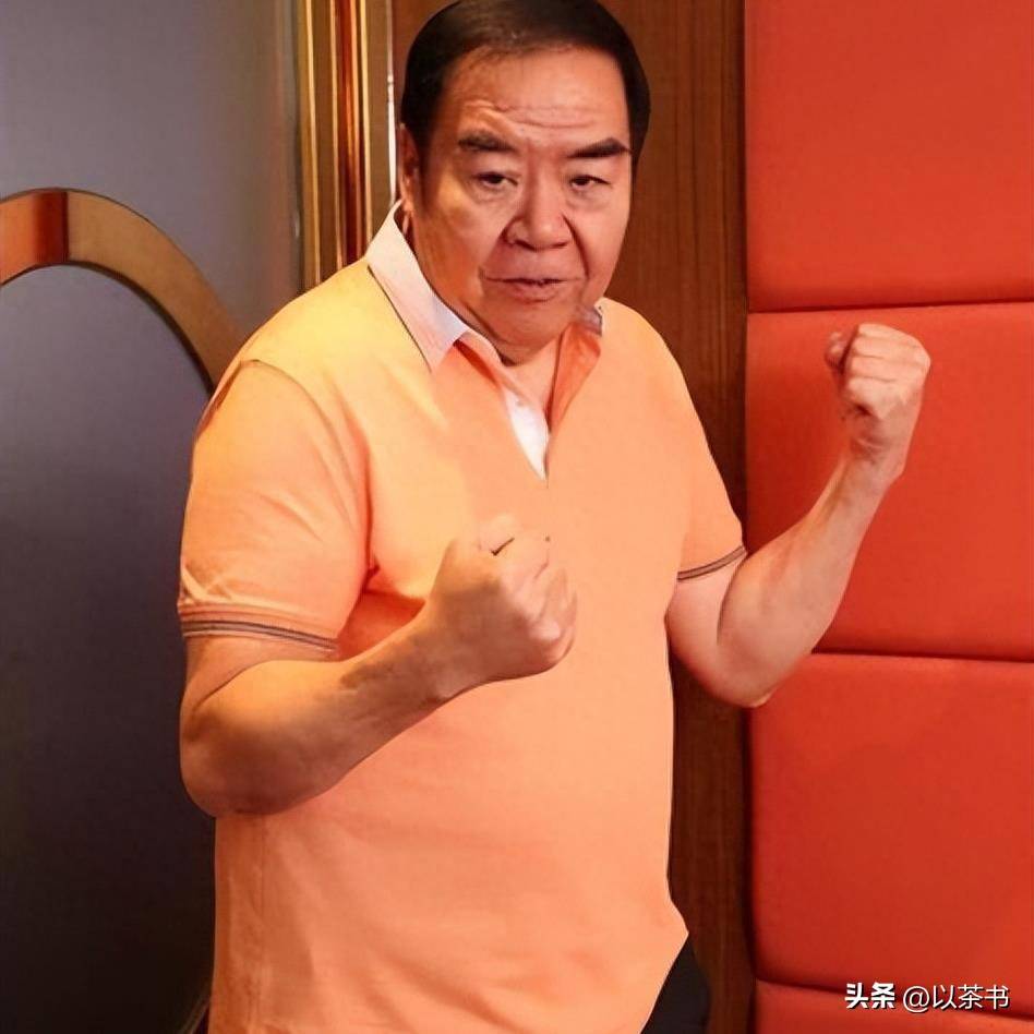 港星老戏骨郑则仕负债千万卖掉豪宅住贫民区今73岁仍坚持拍戏