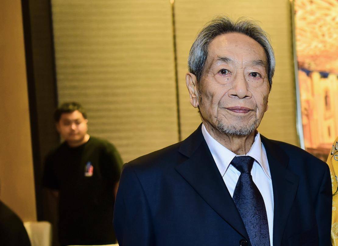 原创演员王奎荣69岁执意生子现在和小37岁娇妻一起抚养8岁的孩子