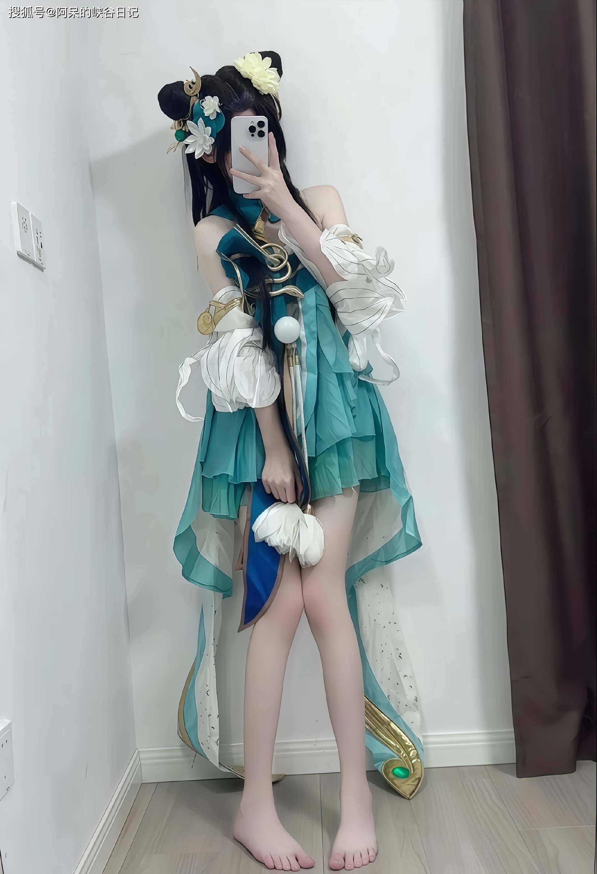 小姐姐置身于一个绿意盎然的花园中,周围荷叶田田,荷花含苞待放