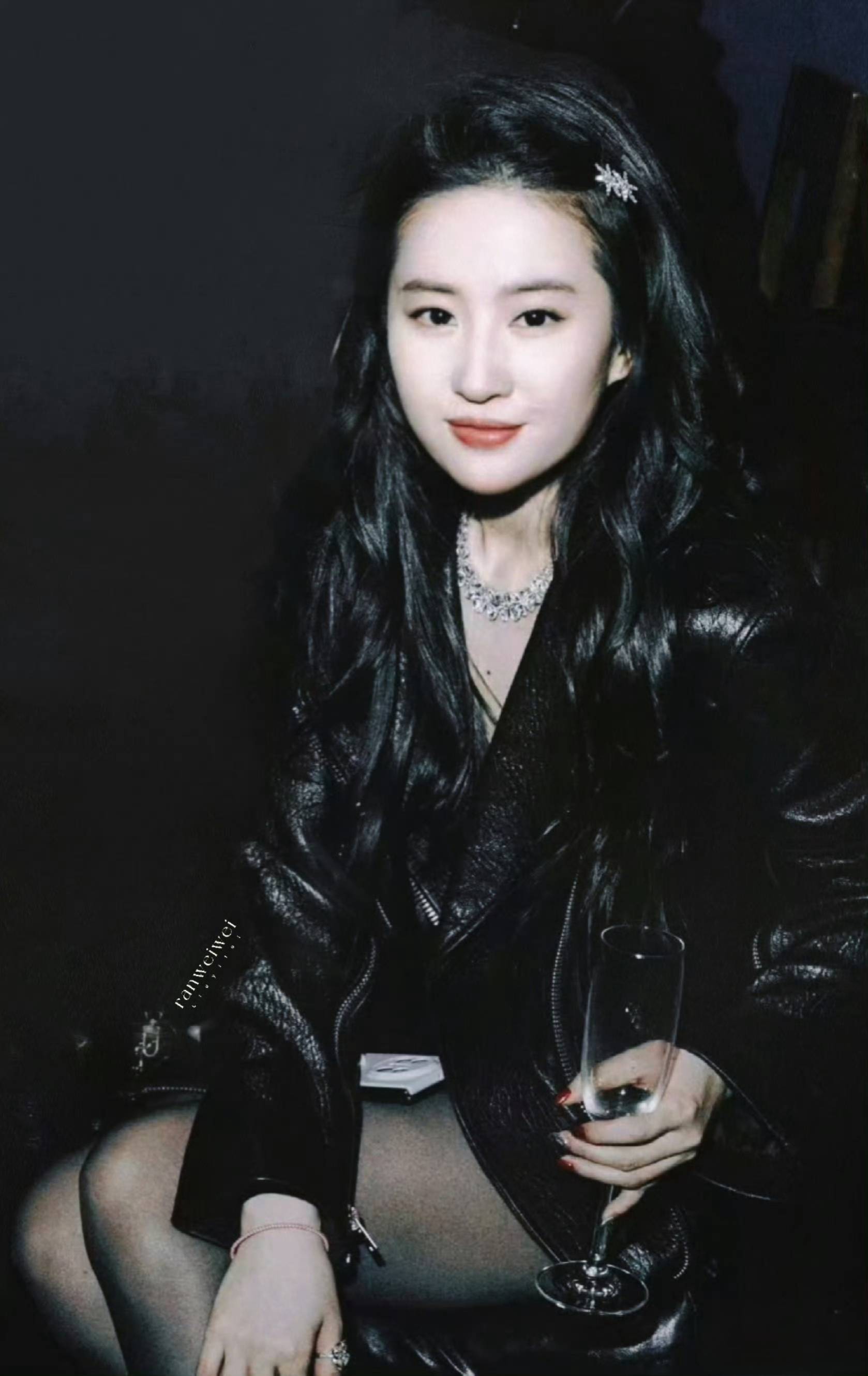 刘亦菲vogue年会美出圈怀抱玲娜贝儿可爱爆棚