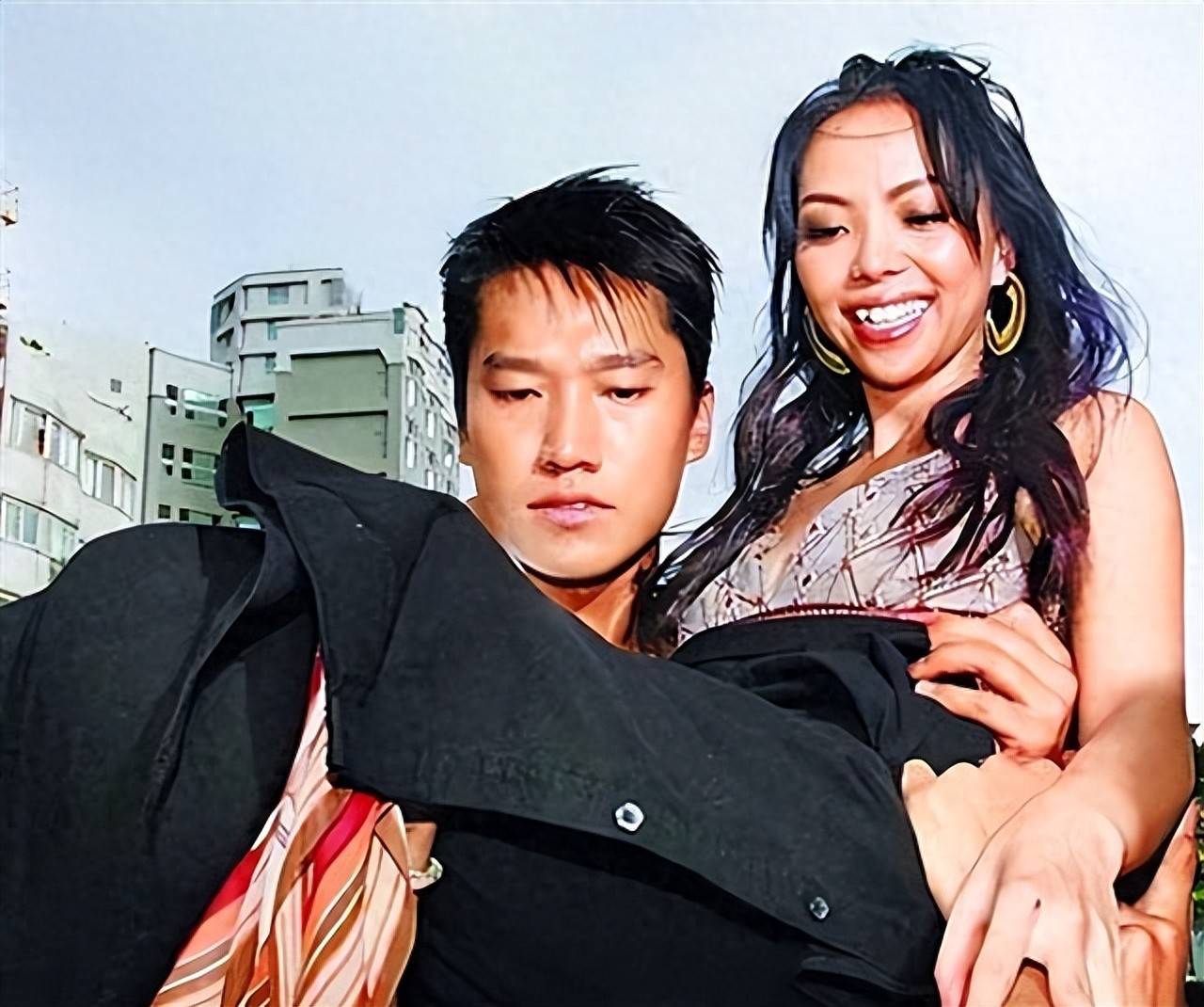 丈夫背叛张惠妹又将她抛弃,天生没子宫的小娴,活成了人生赢家!