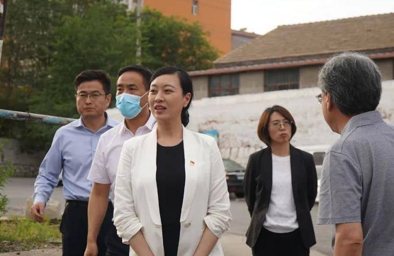 她是中国最年轻女县长,37岁任县委书记,清华博士学位,才貌双全