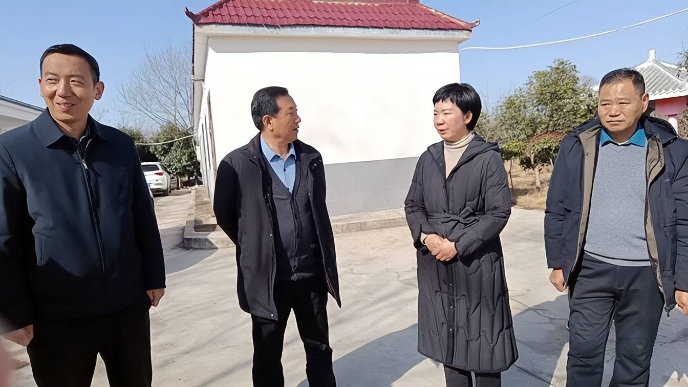 平桥区洋河镇党委政府联合信阳市爱心人士开展送温暖献爱心活动