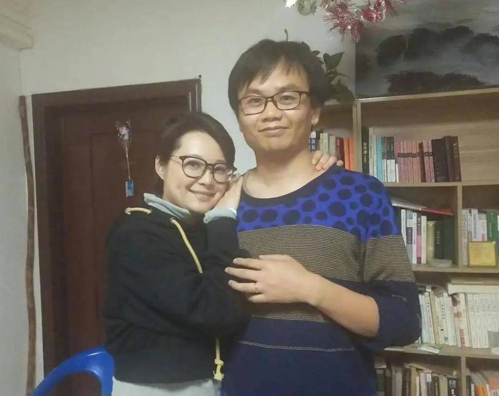 在这趟回老家串亲戚的旅程中,袁立的丈夫梁太平始终陪伴在她身边,两人