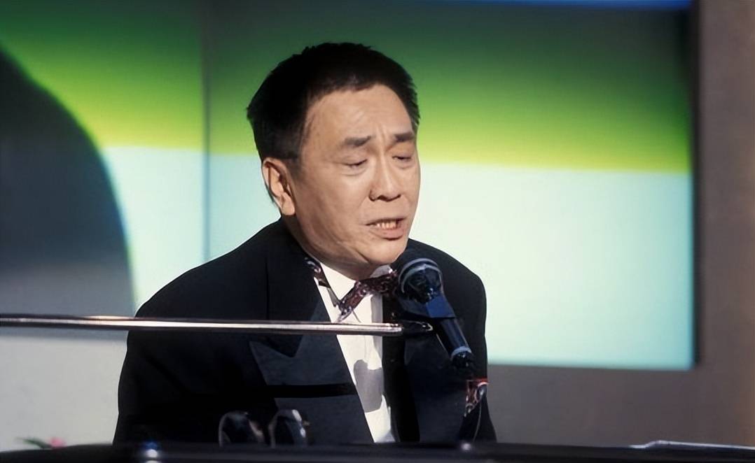 在一个风雨交加的夜晚,黄霑坐在书房里,思绪回到