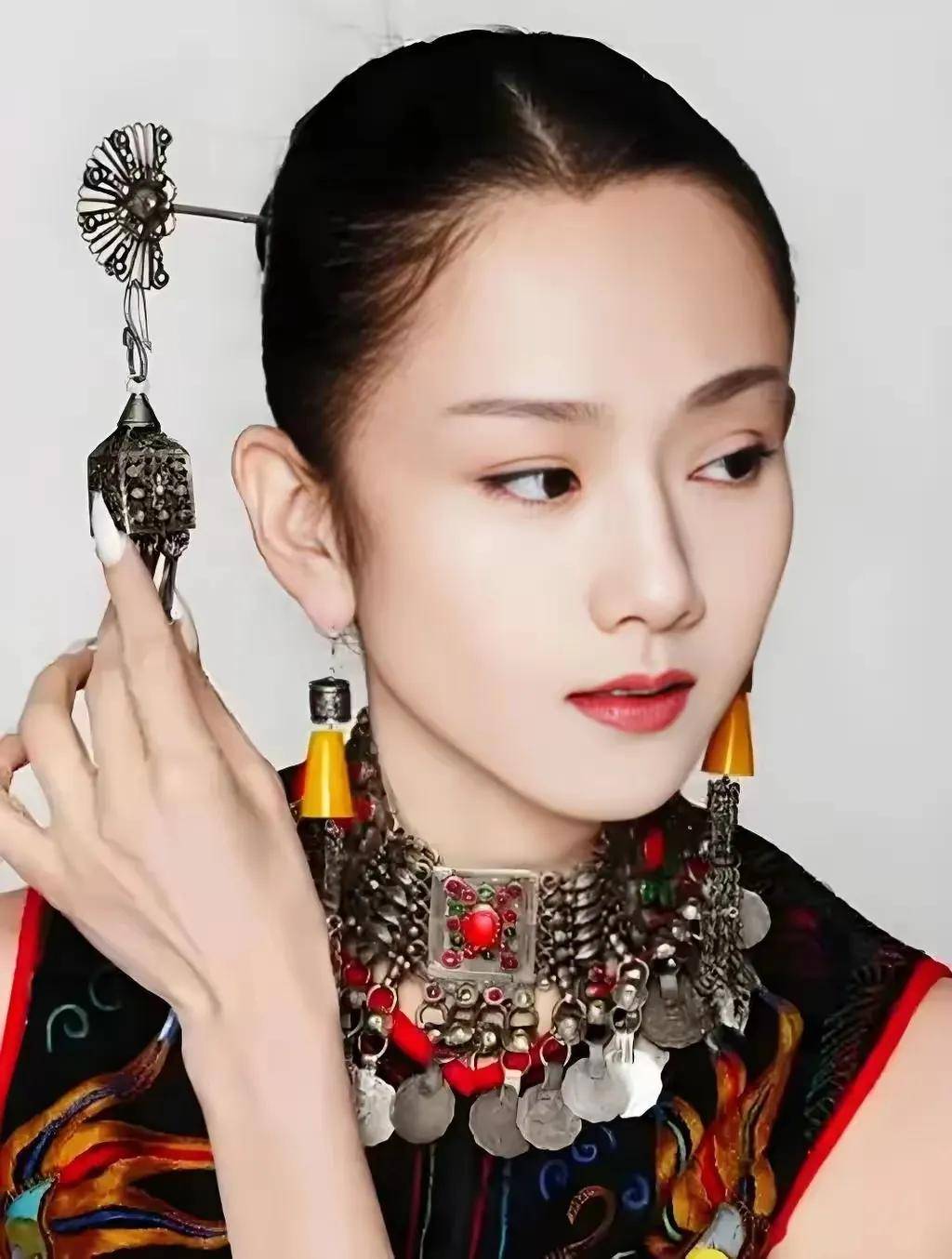 杨丽萍61岁写真曝光,岁月美人惊艳全网,背后故事更动人