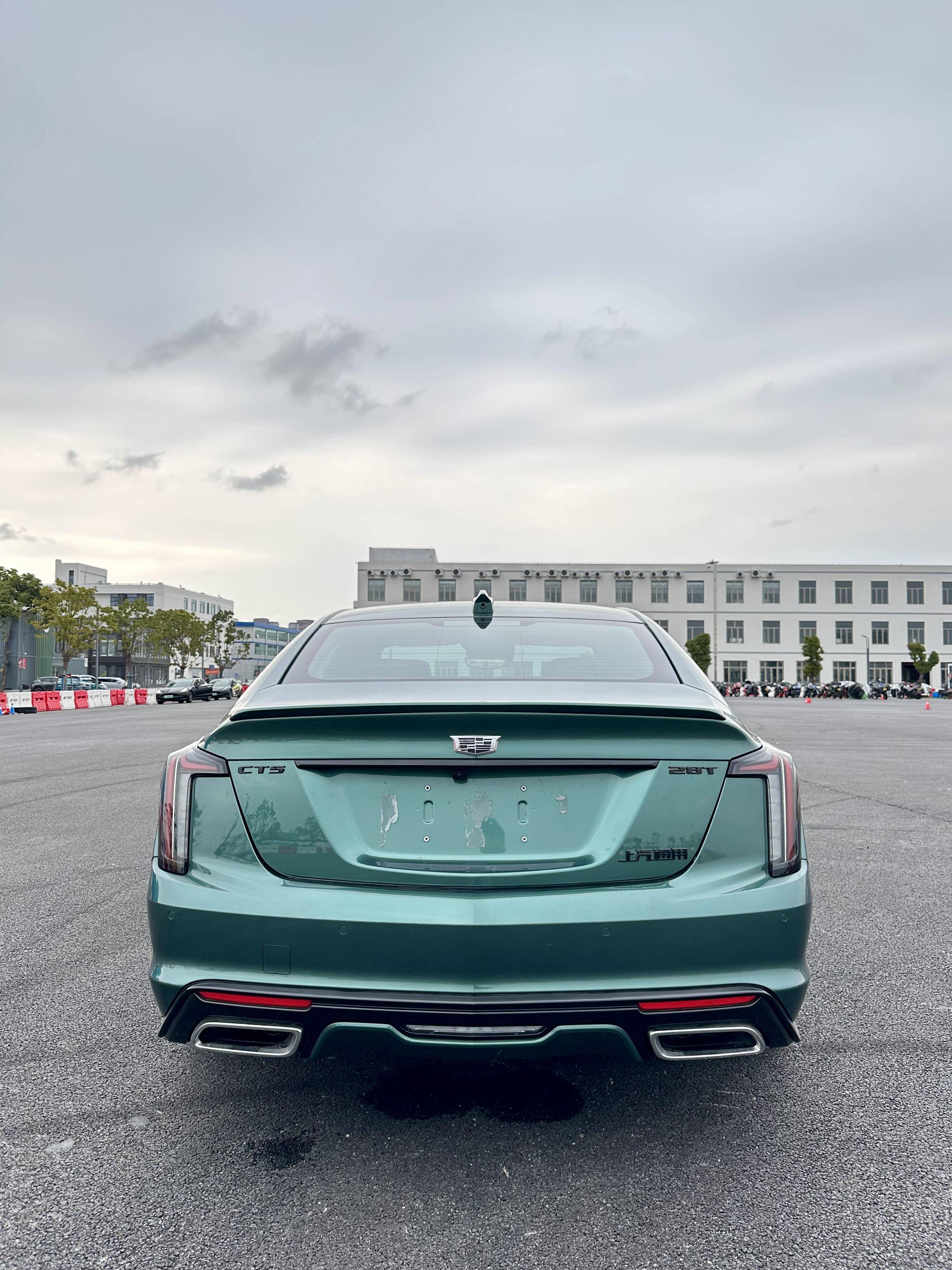 25款凯迪拉克ct5实车曝光换新车标增新配色熏黑套件