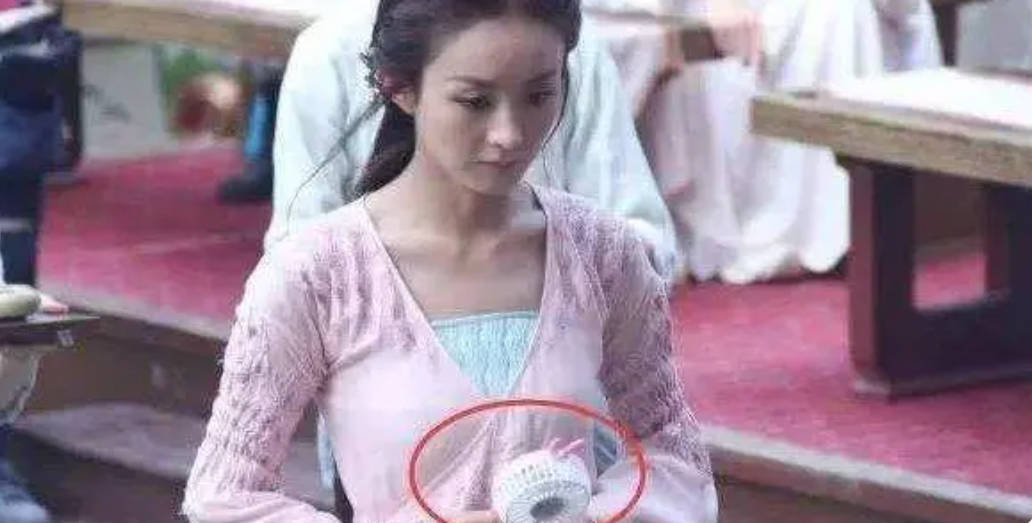探秘影视穿帮镜头：那些隐藏的趣味，穿帮镜头：影视中的意外惊喜元素