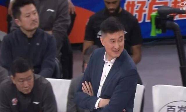 破案了！惨败上海之夜杜锋弃用吉伦沃特原因找到，替36岁老将心寒