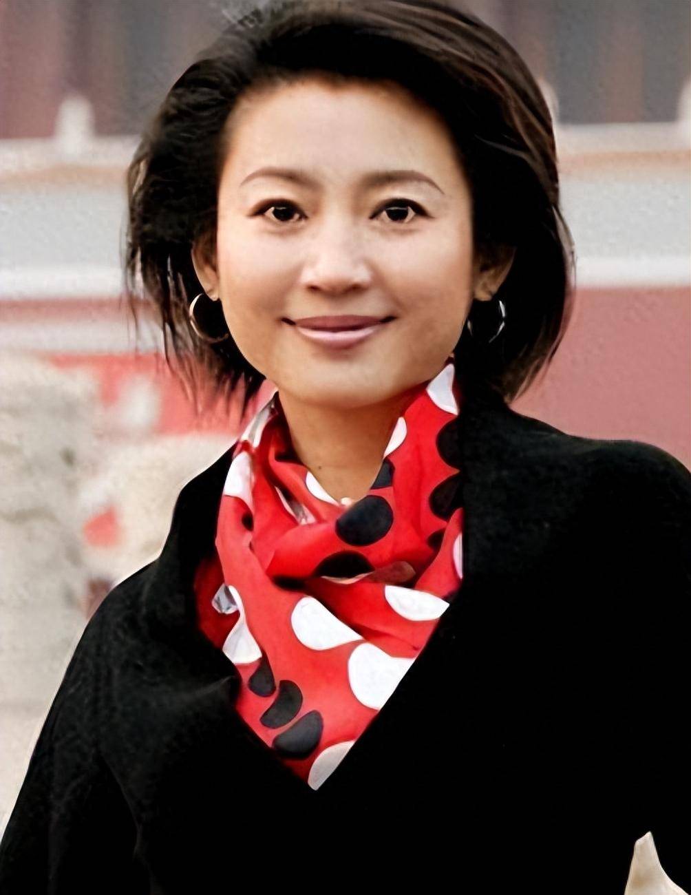 央视一姐王小丫:经历2段婚姻,膝下无儿无女,如今热爱公益