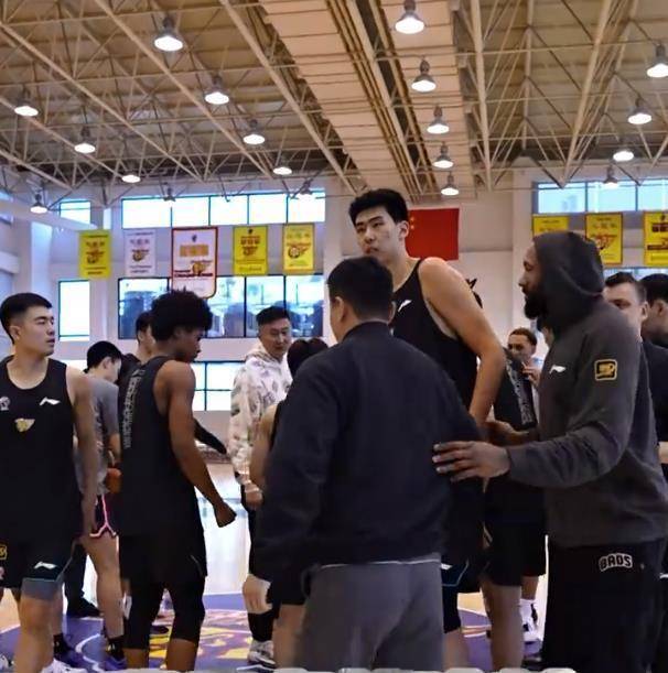 广东队恢复训练！杜锋直言队员们状态积极 假期后肌肉反应大