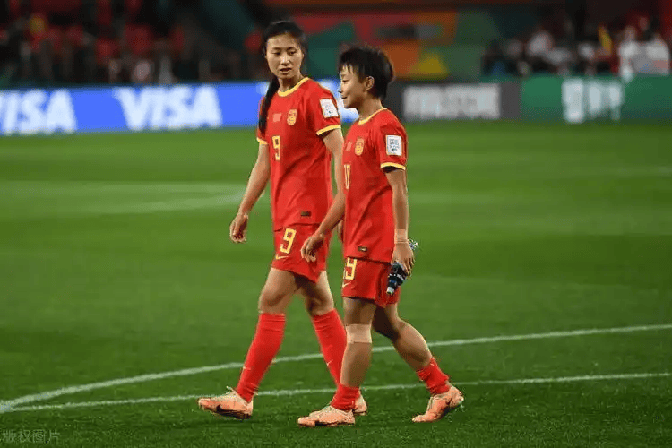 恭喜！中国足球留洋传来好消息：19岁小将迎来首秀，球迷齐声点赞