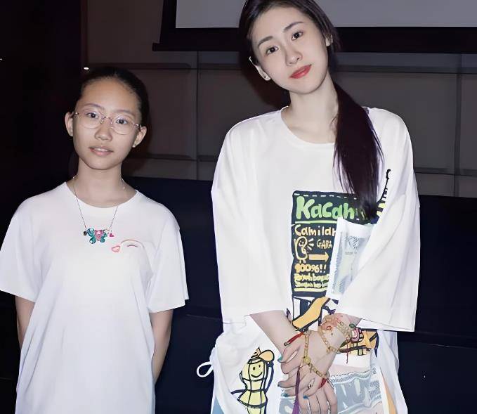 近日张碧晨首次晒出与女儿合照,瞬间引发粉丝和网友们的热烈讨论