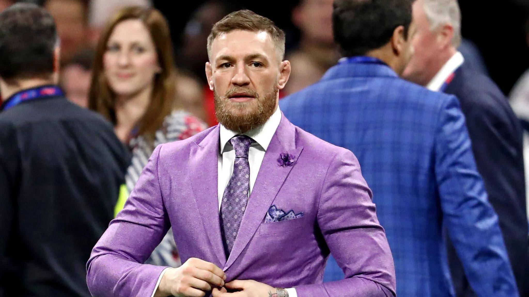 嘴炮康纳抵达意大利西装雪茄加持粉丝狂热围堵成焦点