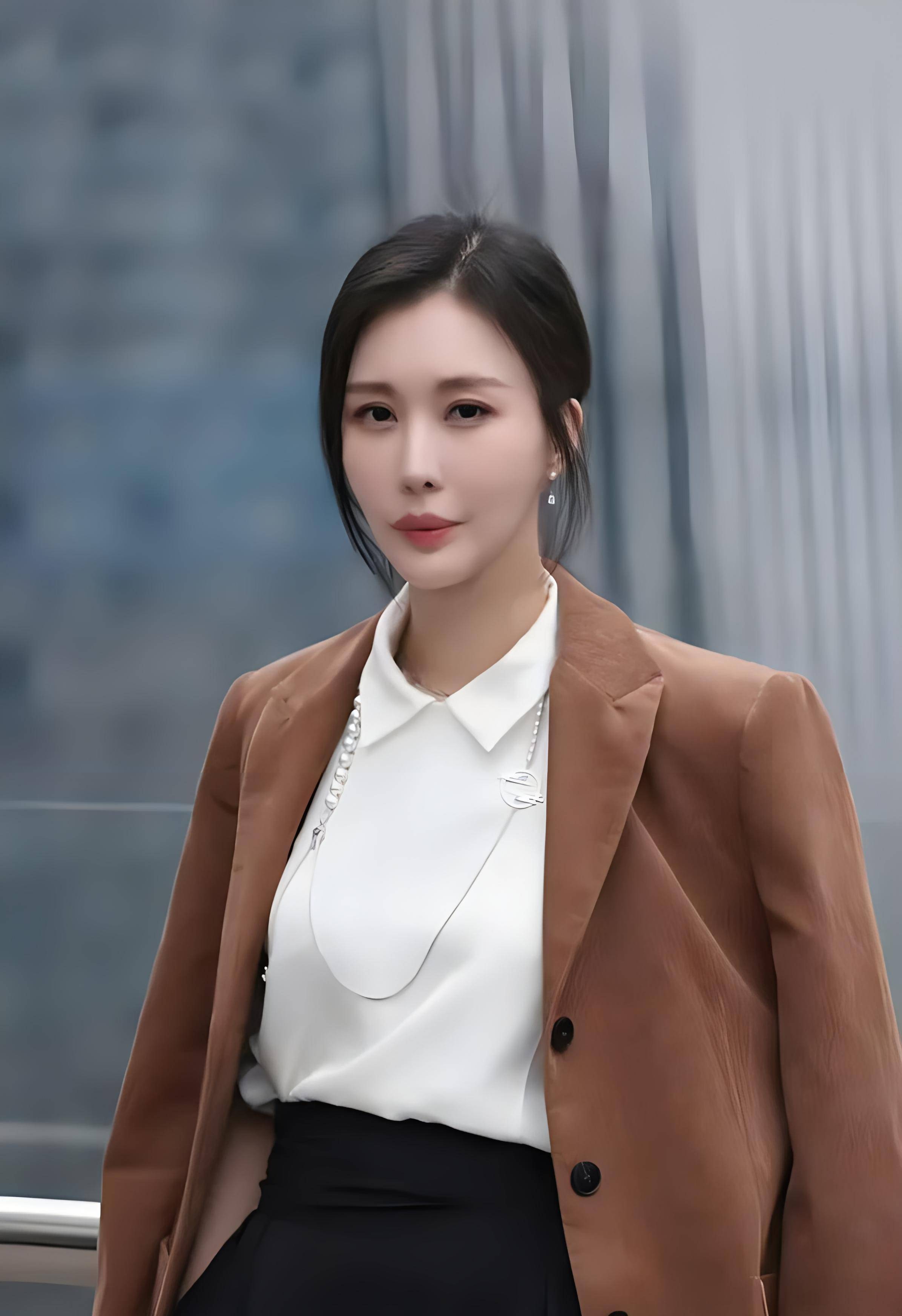 田朴珺庆结婚纪念日,送豪车给老公!73岁王石激动拥抱娇妻