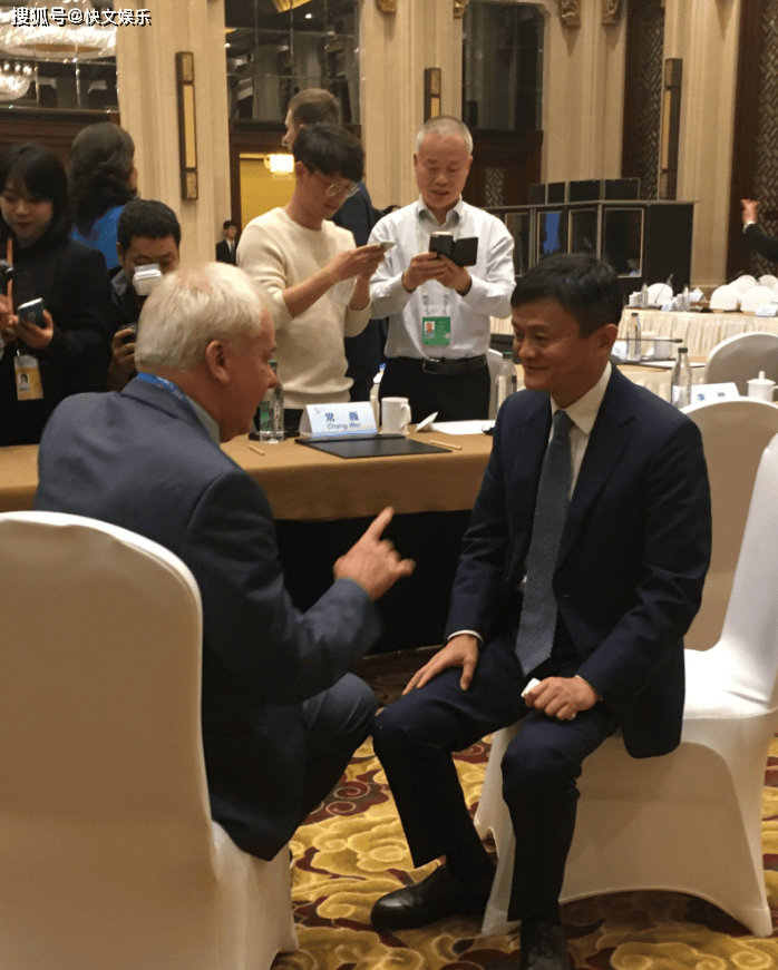 马云亮相中央民营企业座谈会：回归引发高度关注 马云重返公众视野：在民营企业座谈会上的新起点