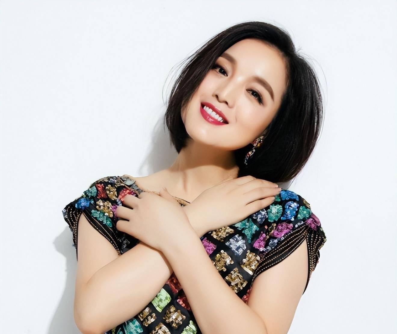 歌手白雪:38岁分开,选择独自养子,却在44岁改观嫁小8岁的老公