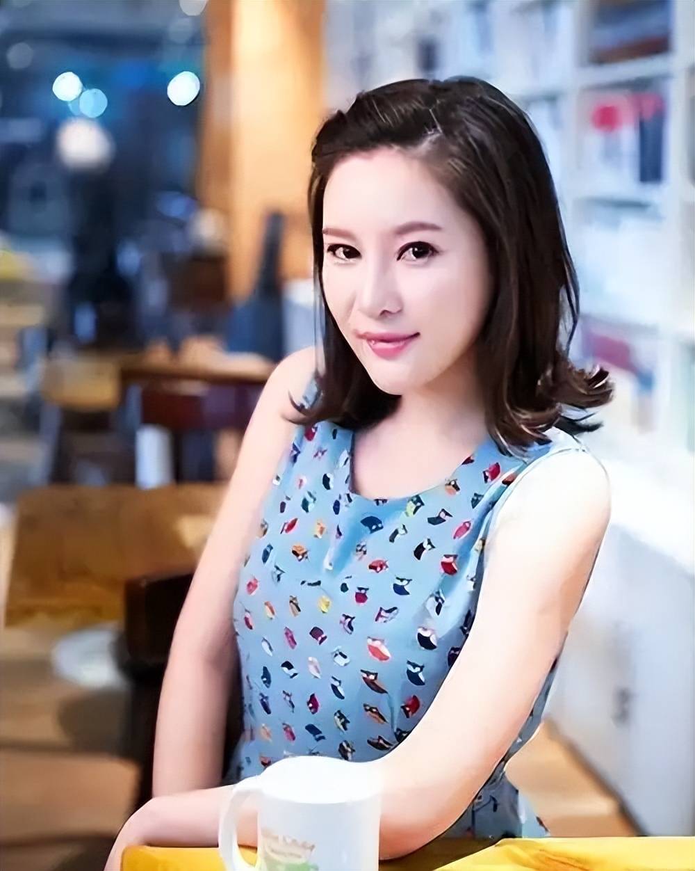 还有人说袁茵这目的太明确了,不然怎么可能这么年轻就嫁给一个中年