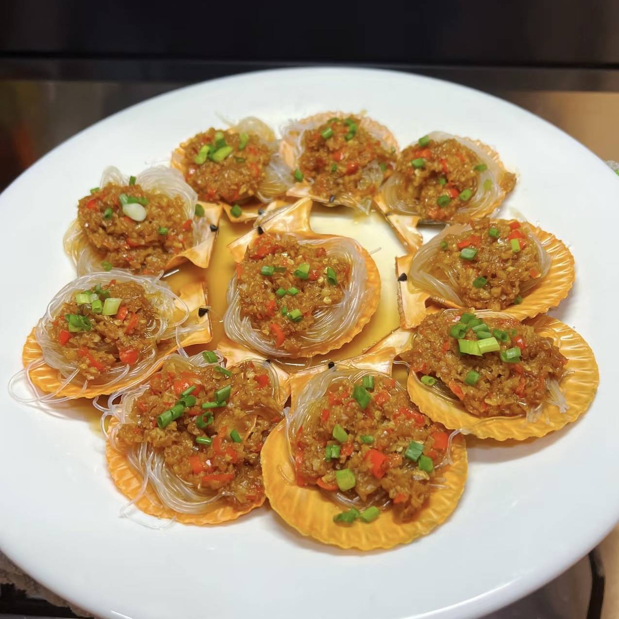 了扇贝的鲜美,粉丝的软滑和蒜蓉的香气,是一道色香味俱全的家常佳肴