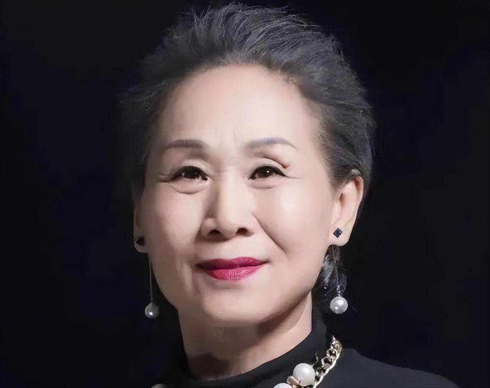 老太专业户苇青:年近60北漂,73岁拥有百个票房,现在比儿子还红