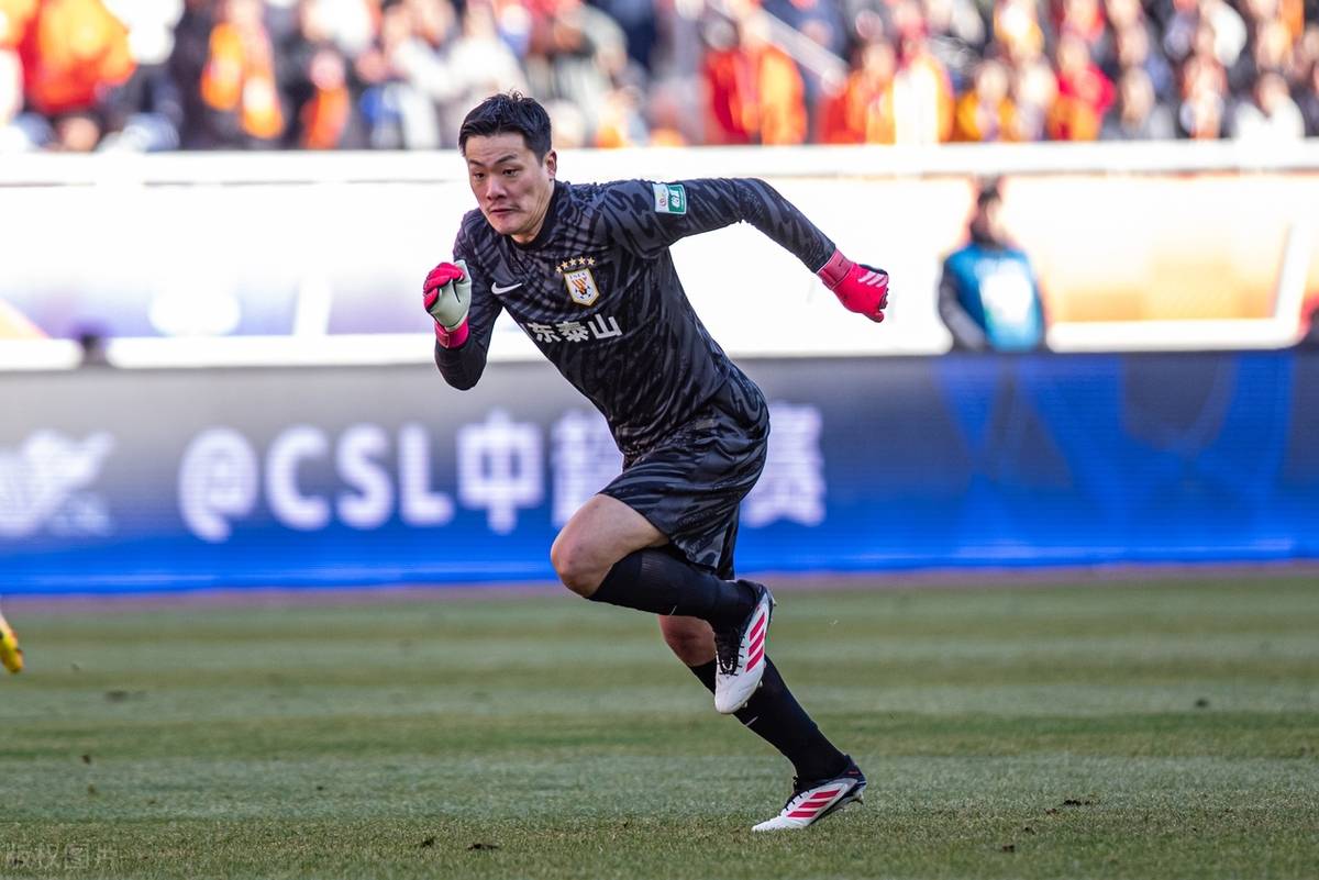 曾诚不担任国足一门之后,颜骏凌又成为了国门,本以为王大雷再也无缘