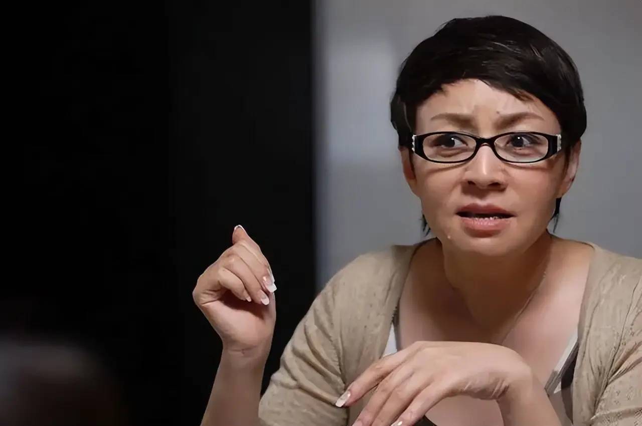 宋丹丹越嫁越好,与第3任丈夫甜蜜牵手逛街,70岁老公儒雅帅气