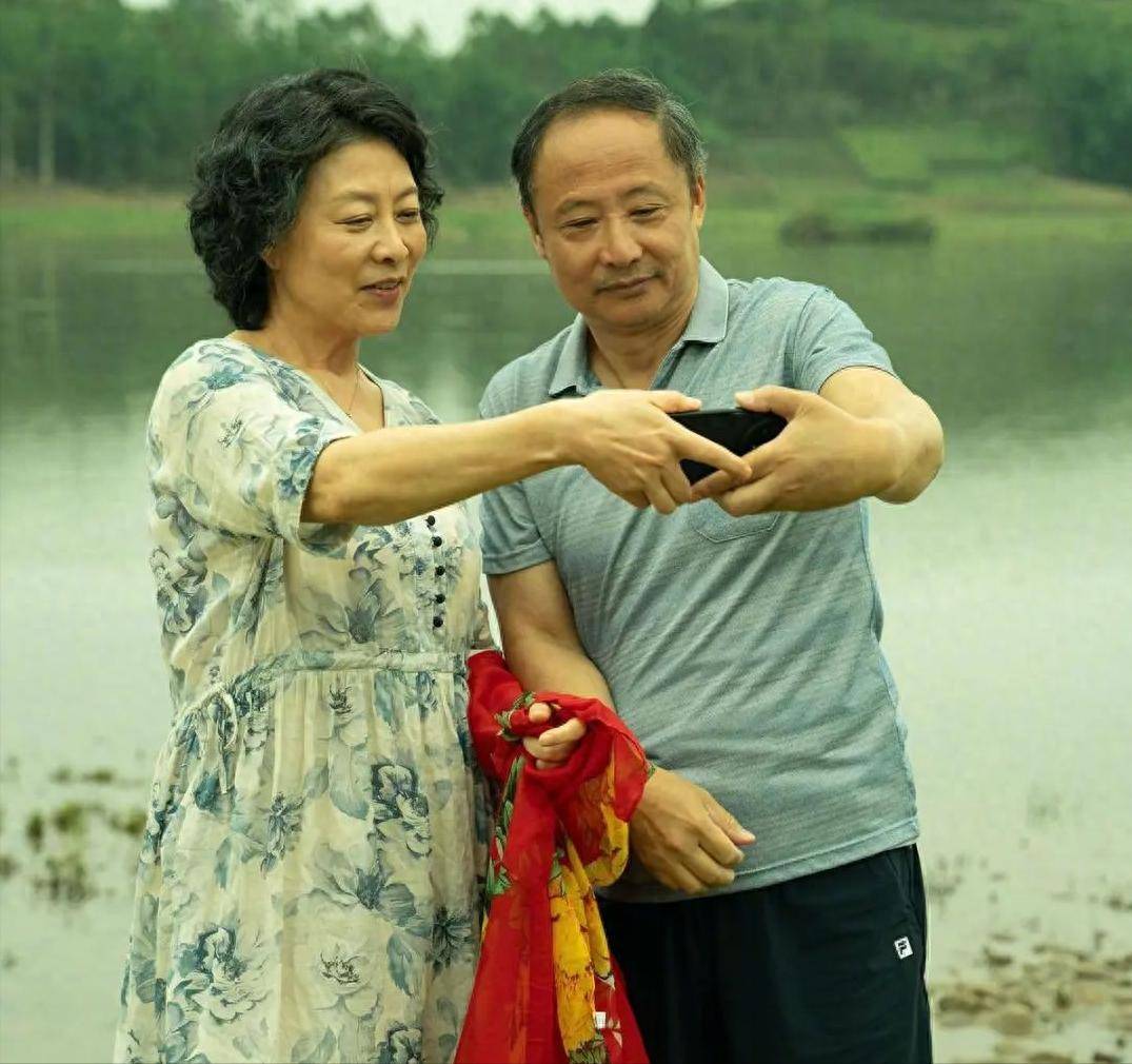 悲惨影后岳红,生下女儿后患癌被老公遗弃,现在女儿被张嘉译带红