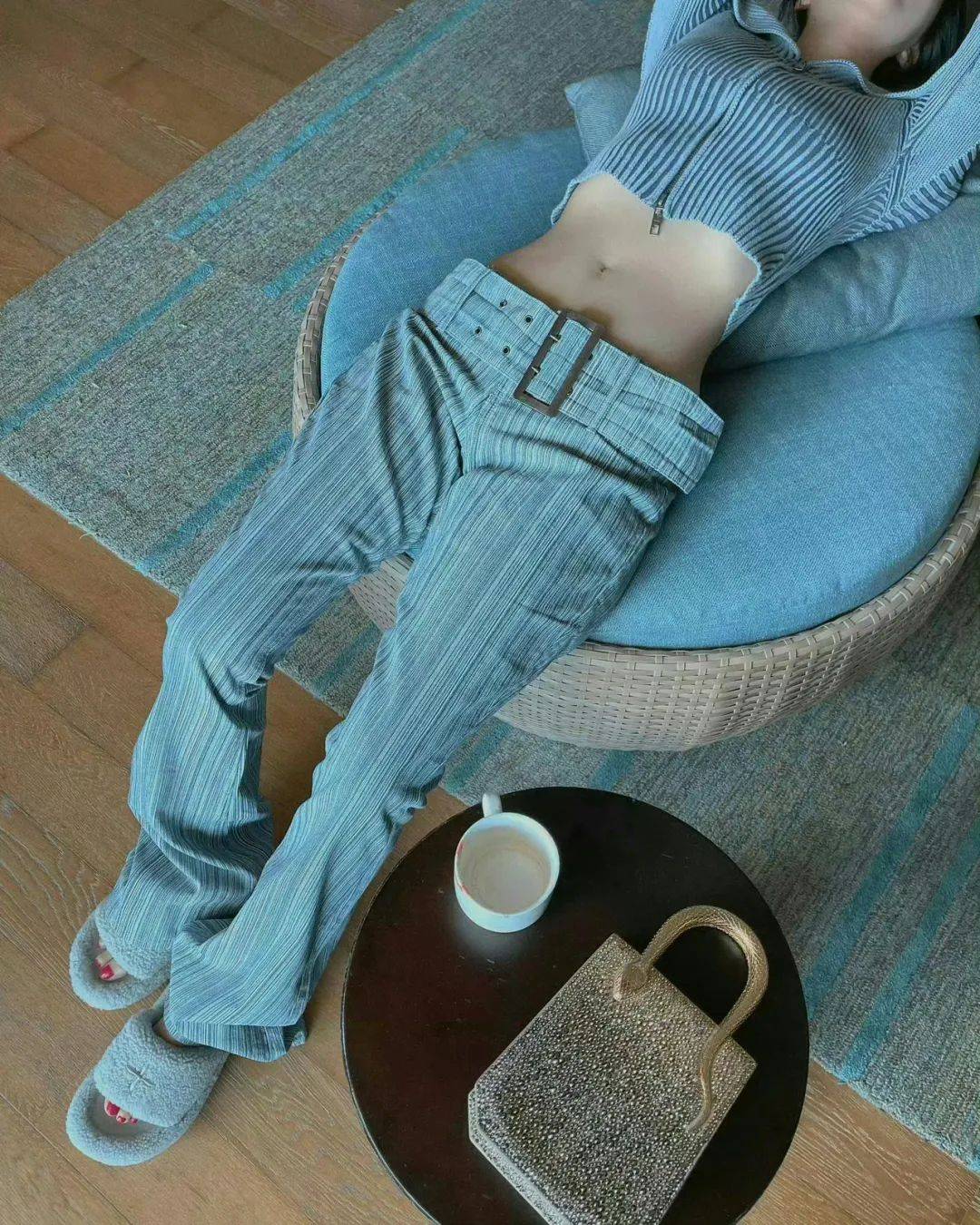 36岁李菲儿晒露背照引争议穿超低腰牛仔裤身材曲线100%真实展现